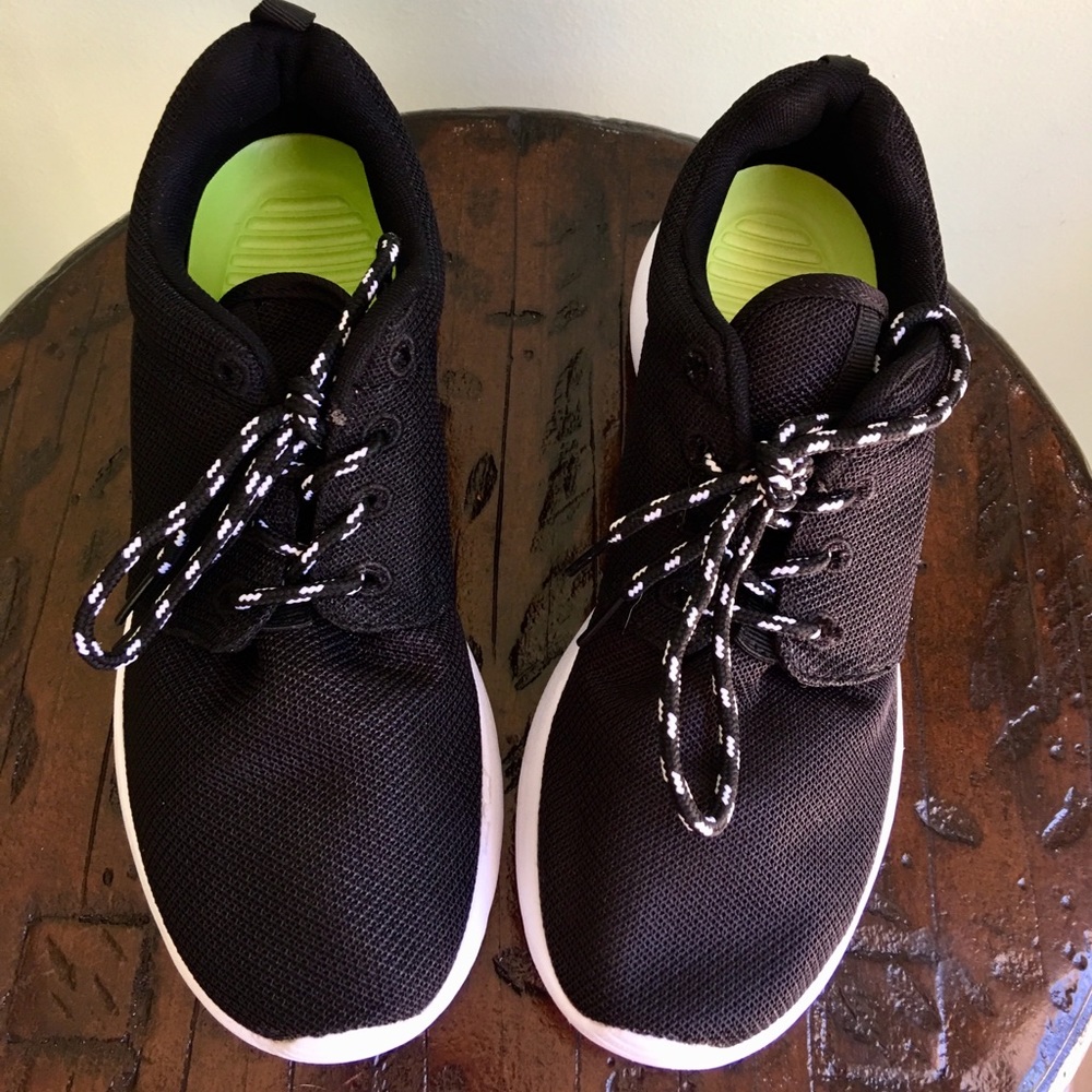 Lightweight Black Mesh Running Sneakers